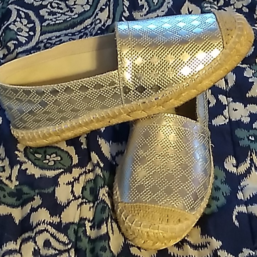 NWOB André Assous Silver Espadrilles Made In Spain - Picture 2 of 8